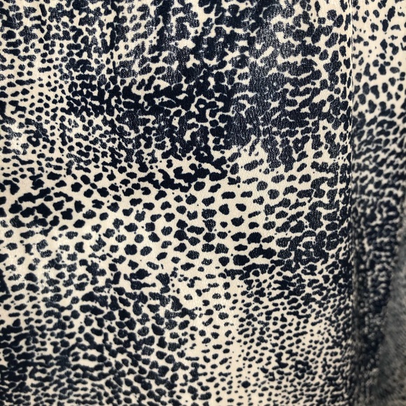 Blue and White Sleeveless Blouse - Picture 2 of 2